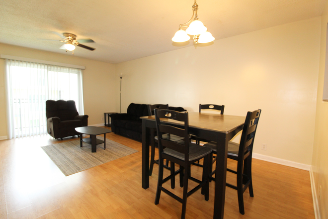 Living area - 2 rooms left in this 3 bedroom-2 bath condo 1390-F Hunters Rd
