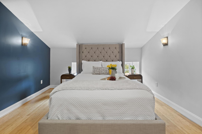 Loft bedroom - Luxury Suites with Private Bathroom All New Furnishings Townhome