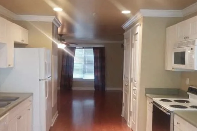 Kitchen - The Woodlands Townhome