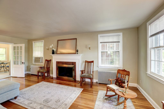 Living room 2 - Spacious colonial house with 3 bedrooms, walk in under 15 minutes to metro