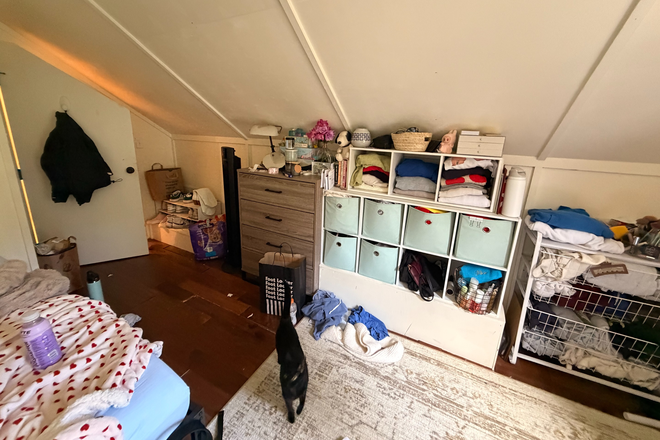 Second bedroom upstairs - Super cute house close to campus