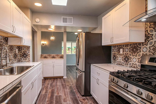 Kitchen with title floors and gas stove - Quiet home near campus