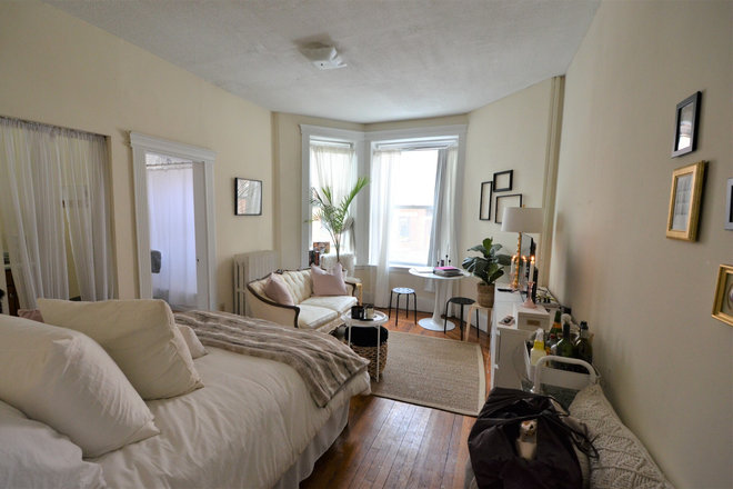 Studio - Cozy, Front-Facing Studio on Hemenway St - Available 9/1/26 Apartments
