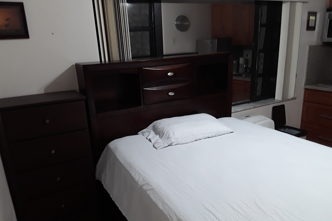 bed - Beautiful Studio in front FIU
