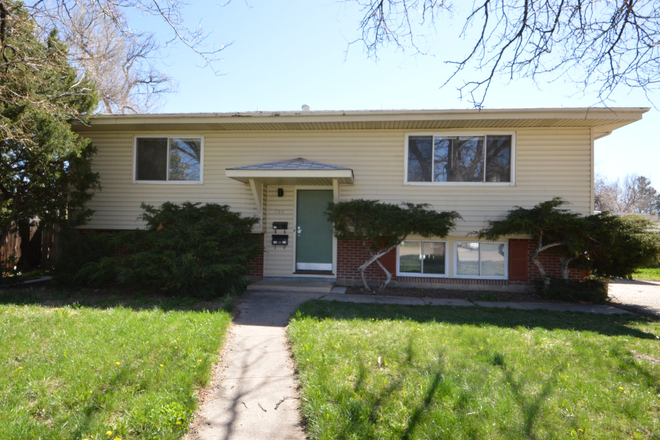 Outside street view (not pictured: large driveway with one covered spot) - Spacious Private Room Near CU Campus — Duplex House w/ Yard, Sublease for Spring Semester