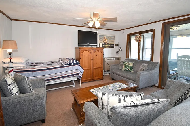 Upstairs Living Room - 🌊 Academic Year Beach House Rental — Narragansett, RI 🌊