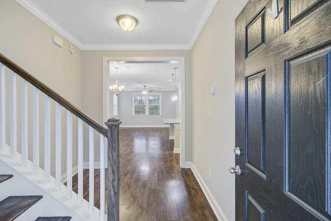 entryway - 3/2.5 close to everything! Townhome