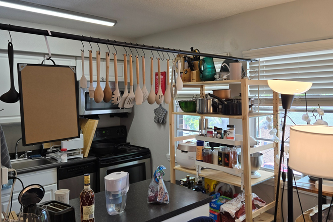 Kitchen - Summer sublease, 10 min bus to campus (3 bus lines), 2b1b apt, 1 Male PhD roommate