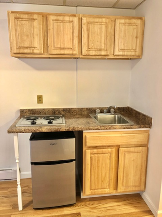 Hub Realty - Back Bay studio with kitchenette and yard, in beautiful brownstone Apartments