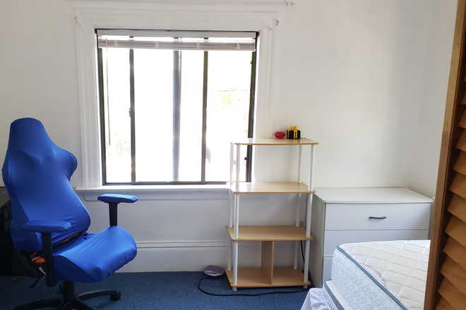 Bedroom Desk - Fully furnished bedroom 15 minute walk to Campus. All Utilities Included.