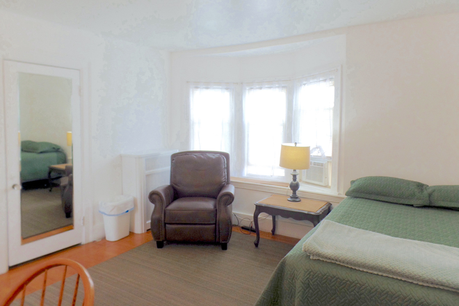 Room 11 - Spring - Large Furnished Room w/All Included Apartments