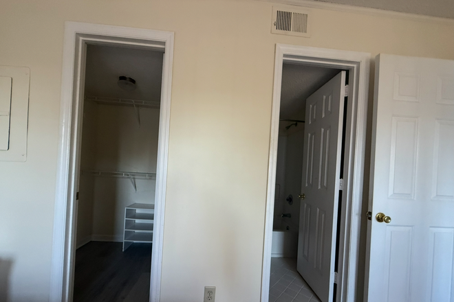 Bed 1 - Private Garage, 3-minutes from Campus, Parking Included- Law Students/Graduate/PhD Candidates Condo