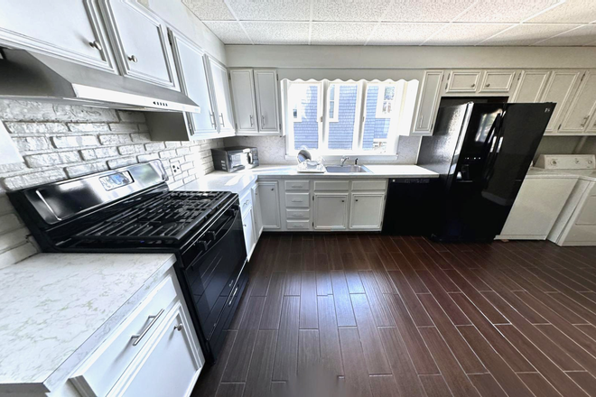 . - Spacious 4 Bed / 1 Bath near campus available 6/1/26!! LAUNDRY IN UNIT!