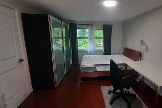 Master room - UTM students house - 5 min walk to UTM campus.