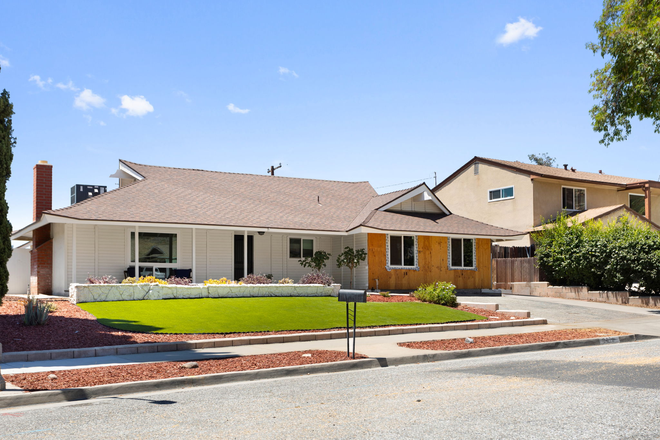 House Front View - Rooms for rent - house near UCR