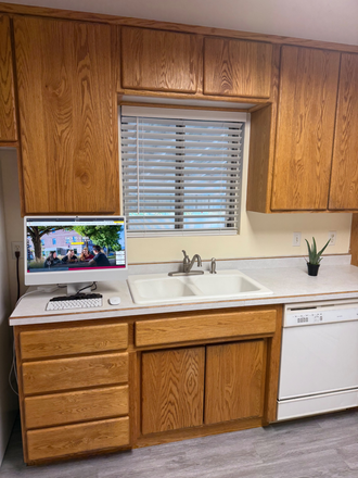 Kitchen - Student Housing – Furnished Rooms Near CMU, All Utilities Included House