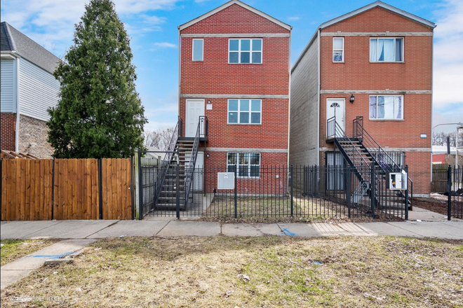 Outside 1 - Medical District 3 bedroom/2 full  bathroom. 1200 sqft. Student-Friendly. **PERFECT for MED stdnts Triplex