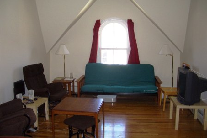 living room - 65 Inman St, Cambridge/Ctrl.Sq post-doc house