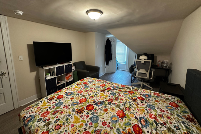 Bedroom with TV, desk, chair. - 1B1B + Living room Apartment for summer sublet [4 months, price/duration negotiable]