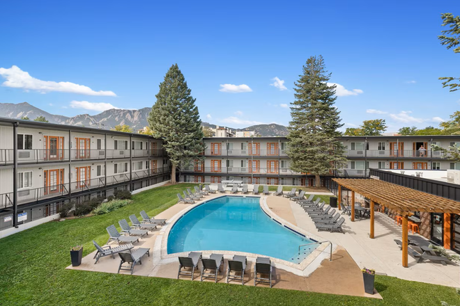 Courtyard view, barbecue area, next to parking lot - The Lodge