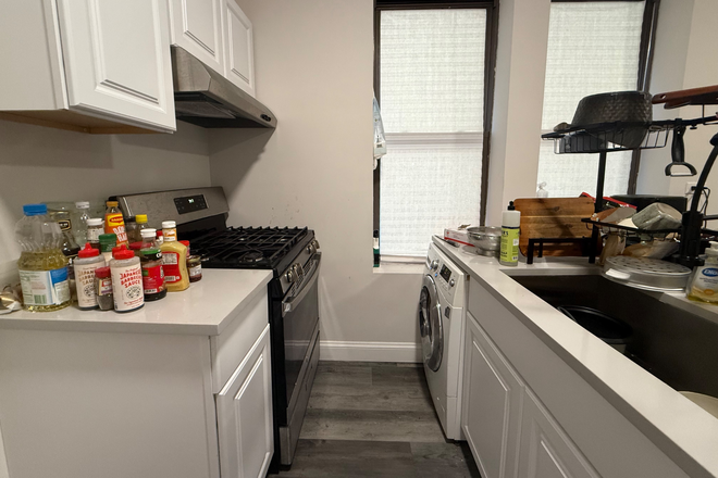 Kitchen - SUBLEASE 2 BED/1 BATH UNIT - UIC AREA Apartments