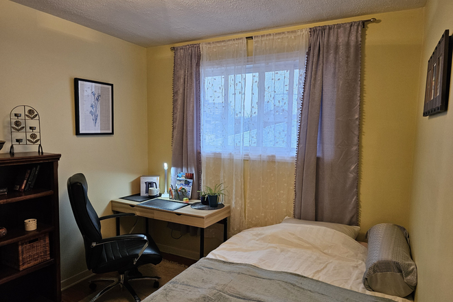 Bedroom B: $1,080 Private room and Shared bathroom (Double Bed) - Private room in Marlene Court, Mississauga! Furnished+Utils!