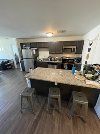 kitchen - Very Large 2 Bedroom 2 Bath (bedrooms can be shared)