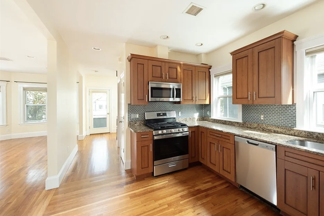 Kitchen - 3 bed/3 bath near Davis, available immediately Apartments