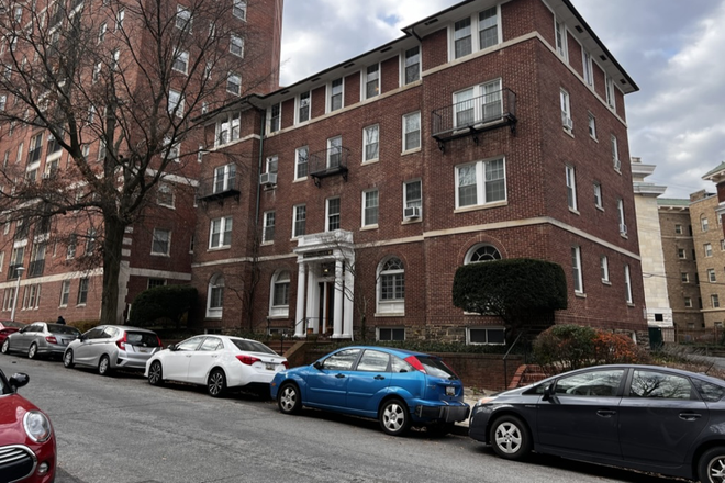 Building - Stunning Condominium half a block from JHU Homewood Campus