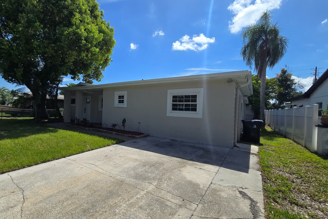 Front of home - 6 ROOMS SHARED HOME MINUTES FROM UCF UTILITIES INCLUDED
