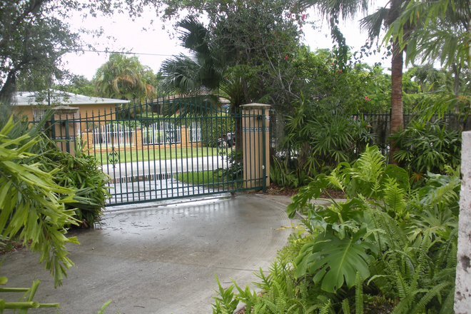 Outside Gated Parking Area - CAMBRIDGE LAWNS Apartment for Two