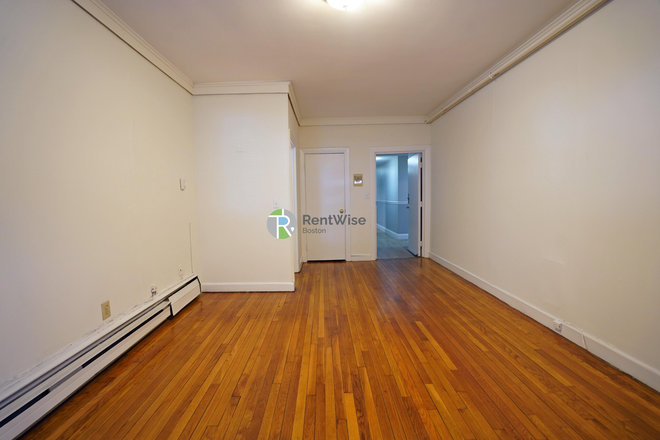 3 - JULY 2025- Back Bay 1 bed, Cat ok. Easy MBTA! NO BROKER FEE! Apartments