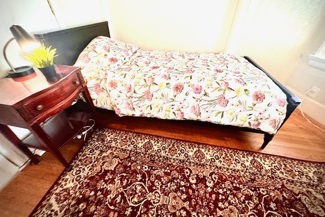 Furnished room. - PRIVATE SINGLE OCCUPANCY ROOM FURNISHED ALL UTIL. INCLUDED-Near UCB on Ashby/MLK House Next BART