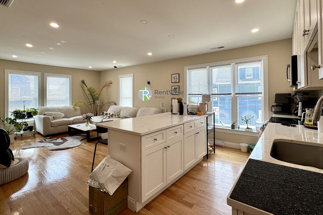 1 - SEPT 2026 – Renovated Brighton 4 Bed Townhouse with Central A/C & 2 Parking Spaces! No Broker Fees!