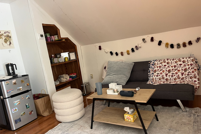 Loft Common Space (Max. 3 people) - 68 Algonquin Rd, Chestnut Hill -- Loft Space for Summer Subletter