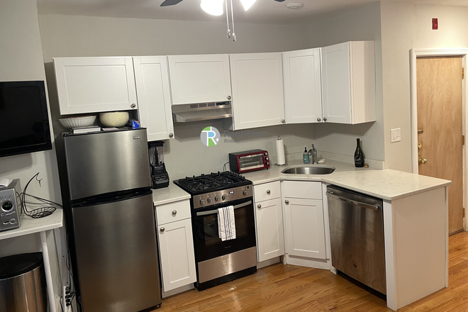 1 - SEPT 2026: North End. 1 and 2 Beds. Laundry. Dishwasher. Renovated Kitchen Apartments