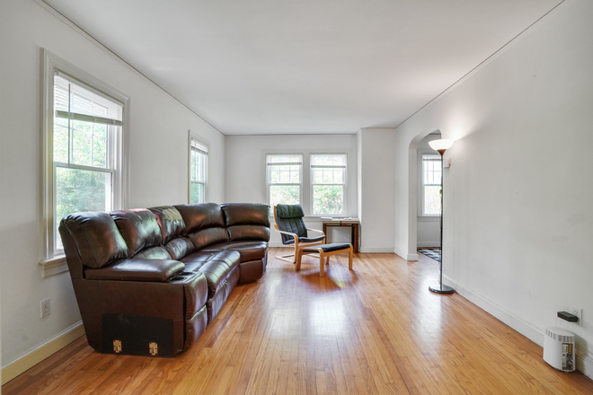 living room - Furnished 5BR home-Hawthorne Ave-Princeton