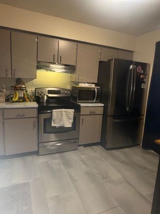 Kitchen - 2 bedroom townhome 5 mins from campus