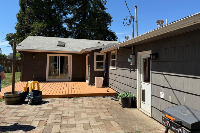 Backyard - Looking for someone to Sublet in the fall House
