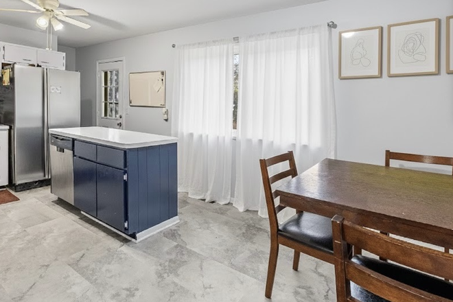 Kitchen / Dining Area - Fully Furnished House: 12 min bus ride from campus!