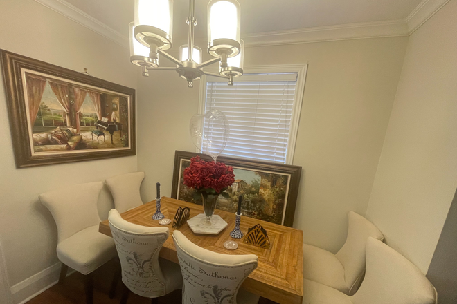 The main floor dining room - Quiet Toronto Home – Private Upstairs & Basement Rooms