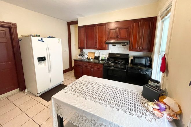 Kitchen - BEDROOM FOR RENT Fully Renovated 3 Bedroom 1.5 Bathroom on Raven St Apartments