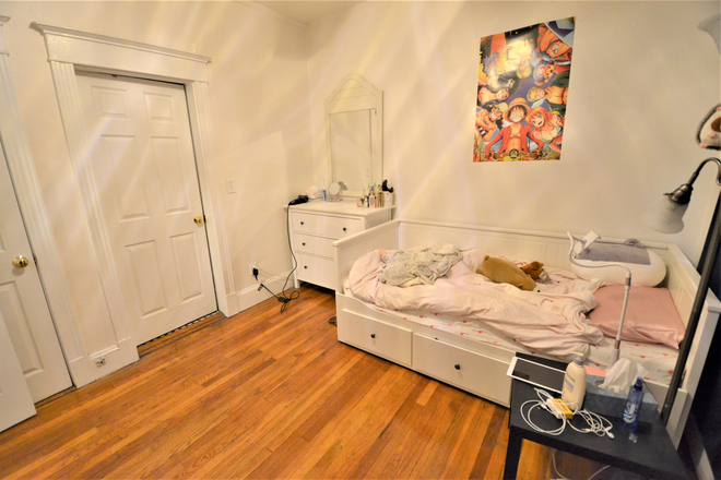 Bedroom - Beautiful 1 bed/bath - Available 9/1 - Westland Ave. - Special Deal: 50% OFF BROKERS FEE & SECURITY Apartments