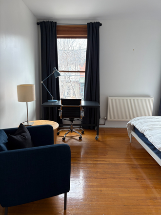Bedroom - 1 large furnished room in a quiet street in the Annex