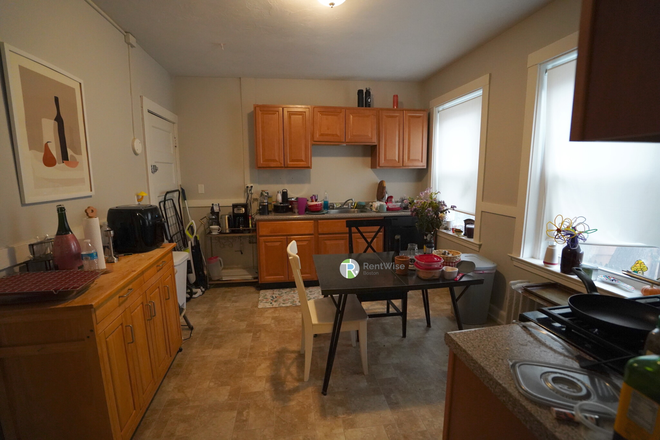 2 - AVAIL NOW-Spacious 3 Bed near BAC | No Fee | HHW Included | Cats OK Apartments