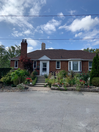 The main house - Quiet Toronto Home – Private Upstairs & Basement Rooms