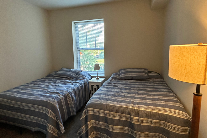 Bedroom - Spacious room for rent w/ private bathroom, 10 min bike ride from Danforth, 7 min drive from Barnes