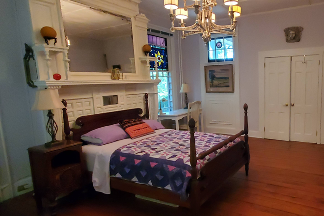 Lilac room, $700/mo Dec and Jan, $800 Feb onwards - Ellerslie House -- Holiday Discount $700/mo Dec and Jan, $800/mo from Feb onwards