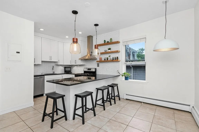 Kitchen - Spacious 3-Bed, 2-Bath Condo in Fort Hill with Garden Views