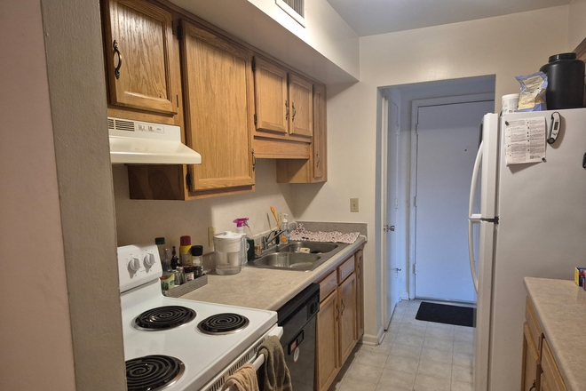 Kitchen - Chasewood Downs Apartment, Close to Campus if you ride a bike, Bus stop close, and Pool included